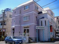 物件名／I様邸 
場所／神奈川県横須賀市 
分類／戸建住宅 
施工場所／屋根・外壁 
販売店／株式会社クラカタ商事 
<h2 style="color:#0033CC;">お客様の声</h2>
このお客様のご自宅は、もともと屋根が銅板でできている為、雨音がひどくうるさかったそうなのですが、塗替え時期をきっかけにガイナを屋根・外壁に塗装して頂きました。
施工後は「ガイナを塗装しただけで今までひどかった雨音が静かになった」と喜ばれております。
また、夏期・冬期ともに快適に過ごせるようになったとの事で、大変に驚かれていました。